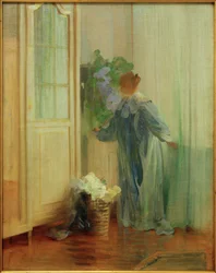 Sophie Herz in blauem Gewand am Fenster